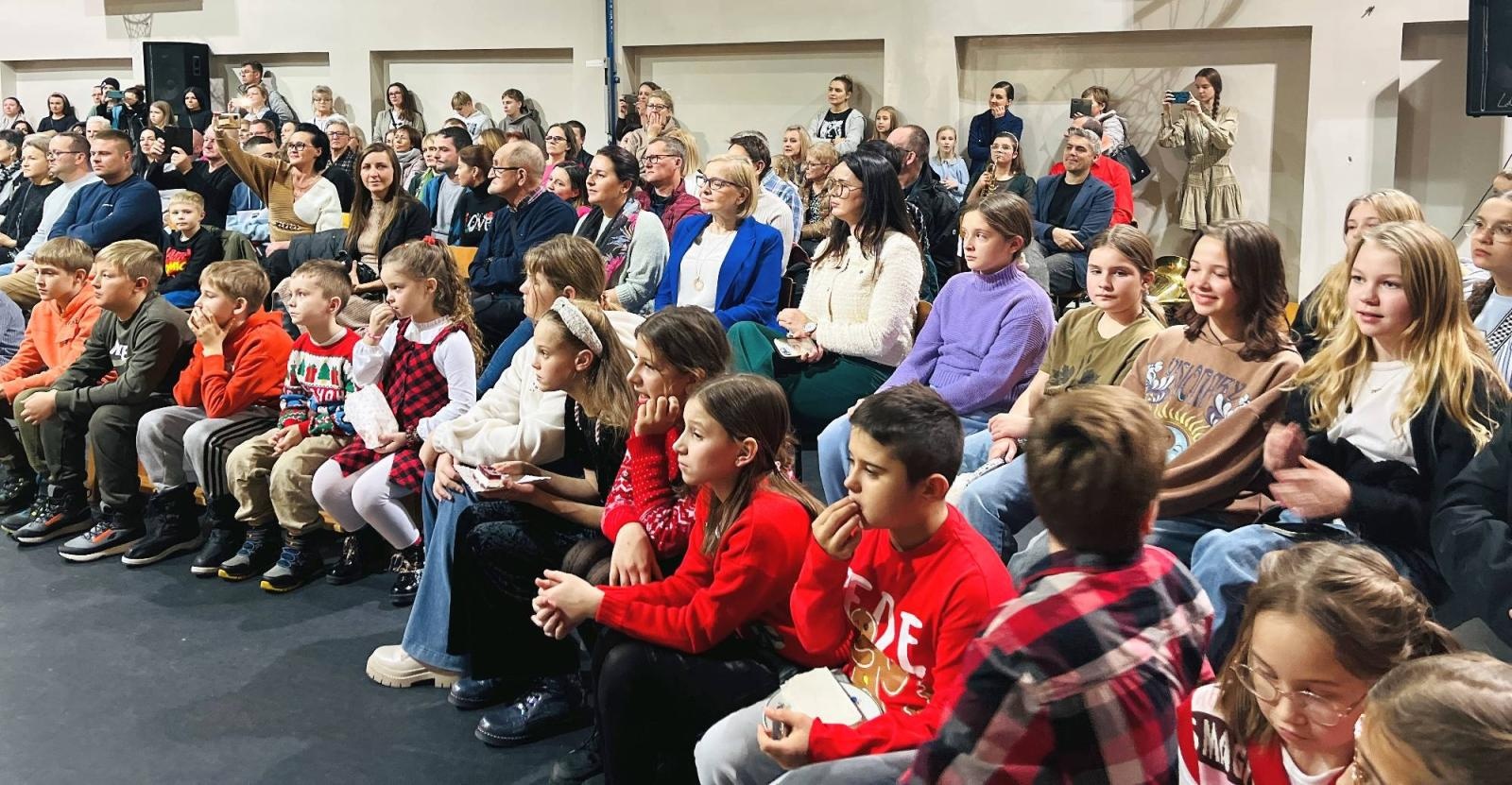 Zdjęcie w galerii na portalu naszraciborz.pl: Tłumy na Jarmarku w SP 1 na Ostrogu wiadomości z regionu