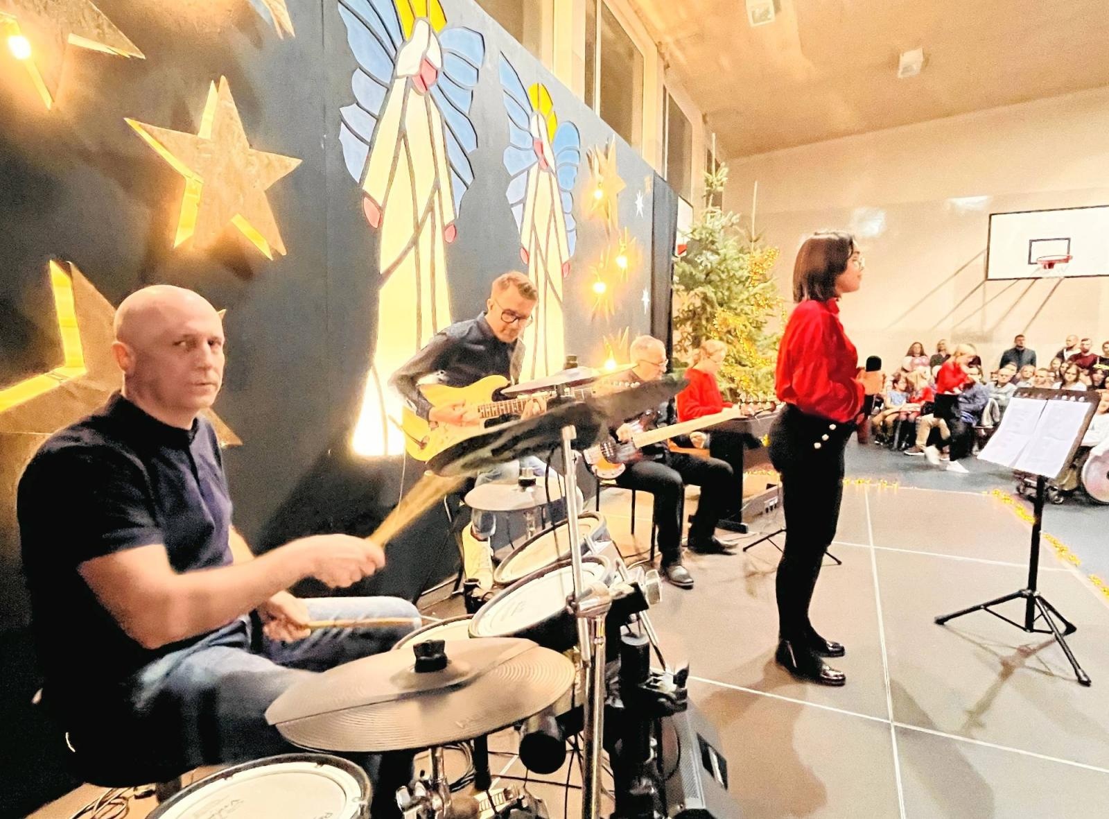 Zdjęcie w galerii na portalu naszraciborz.pl: Tłumy na Jarmarku w SP 1 na Ostrogu wiadomości z regionu