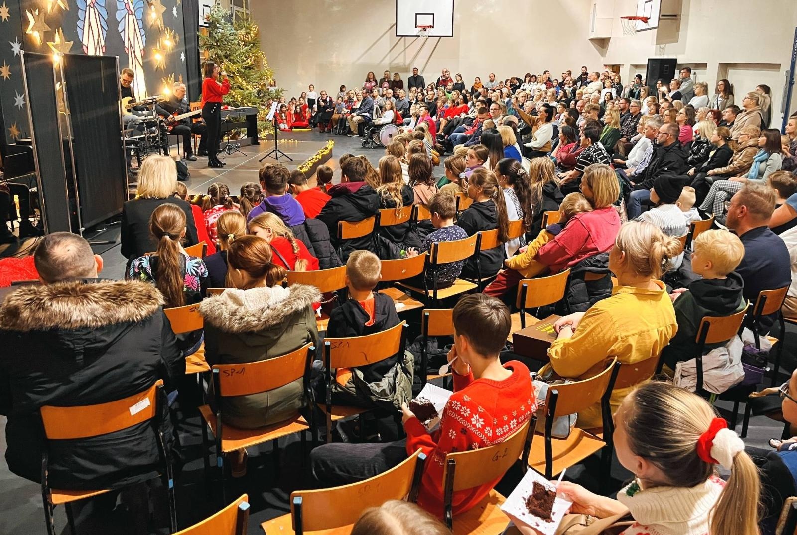 Zdjęcie w galerii na portalu naszraciborz.pl: Tłumy na Jarmarku w SP 1 na Ostrogu wiadomości z regionu