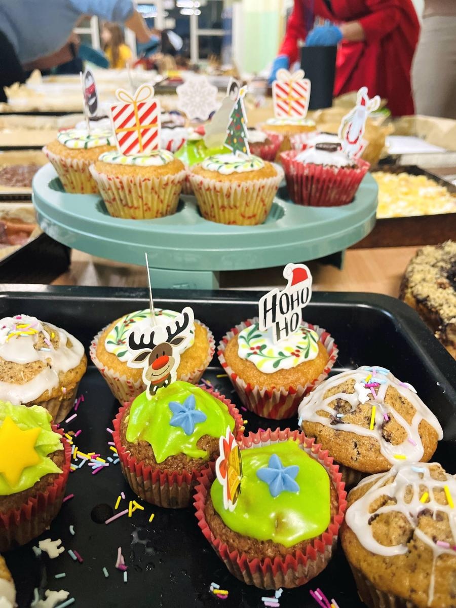 Zdjęcie w galerii na portalu naszraciborz.pl: Tłumy na Jarmarku w SP 1 na Ostrogu wiadomości z regionu