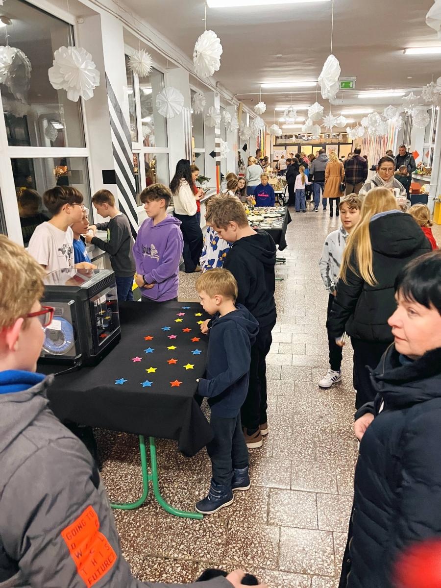 Zdjęcie w galerii na portalu naszraciborz.pl: Tłumy na Jarmarku w SP 1 na Ostrogu wiadomości z regionu