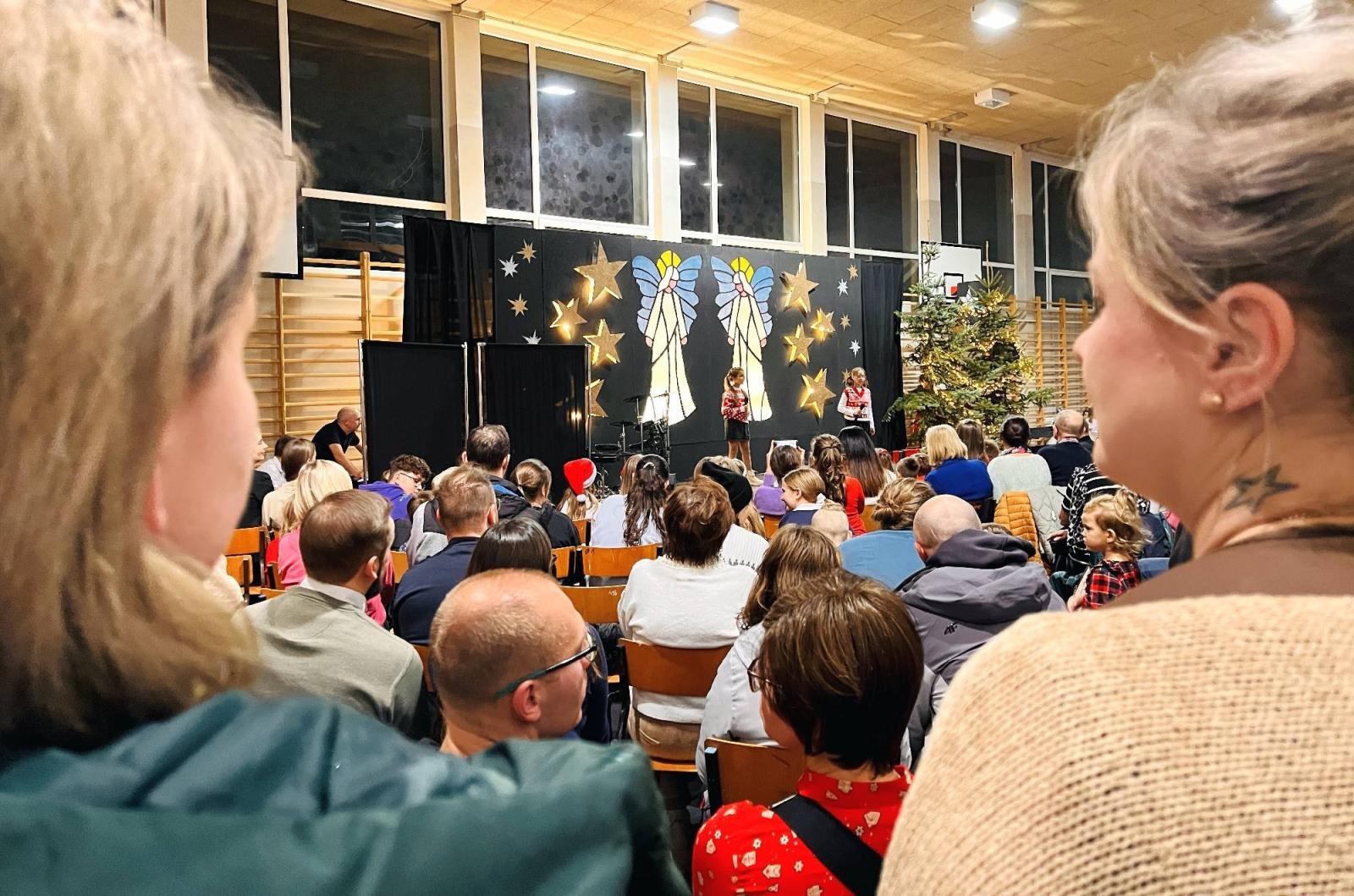 Zdjęcie w galerii na portalu naszraciborz.pl: Tłumy na Jarmarku w SP 1 na Ostrogu wiadomości z regionu