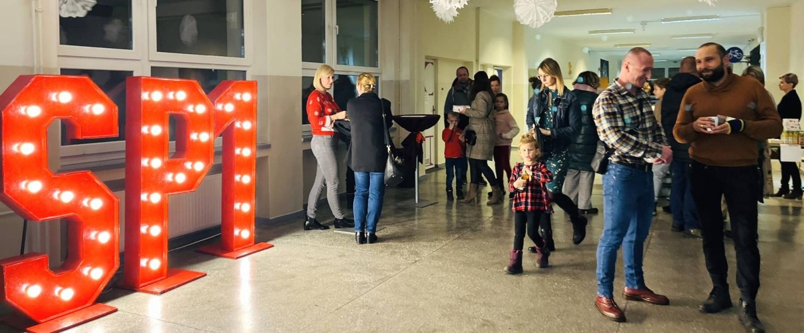 Zdjęcie w galerii na portalu naszraciborz.pl: Tłumy na Jarmarku w SP 1 na Ostrogu wiadomości z regionu