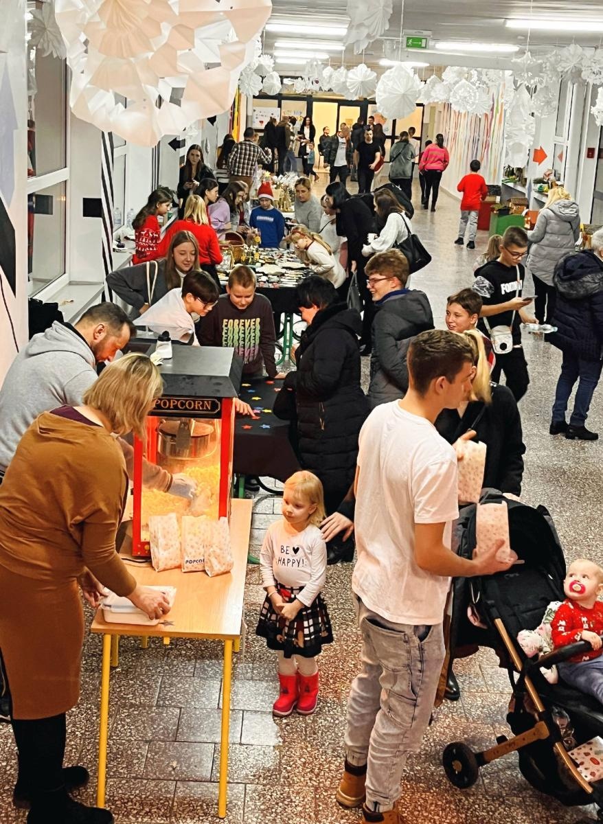 Zdjęcie w galerii na portalu naszraciborz.pl: Tłumy na Jarmarku w SP 1 na Ostrogu wiadomości z regionu