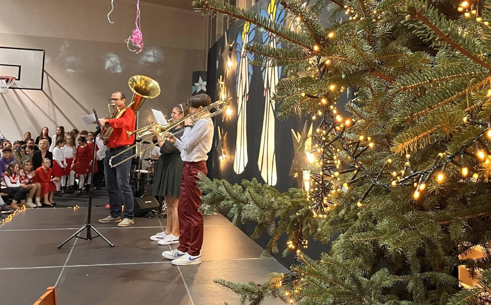 Zdjęcie w galerii na portalu naszraciborz.pl: Tłumy na Jarmarku w SP 1 na Ostrogu wiadomości z regionu