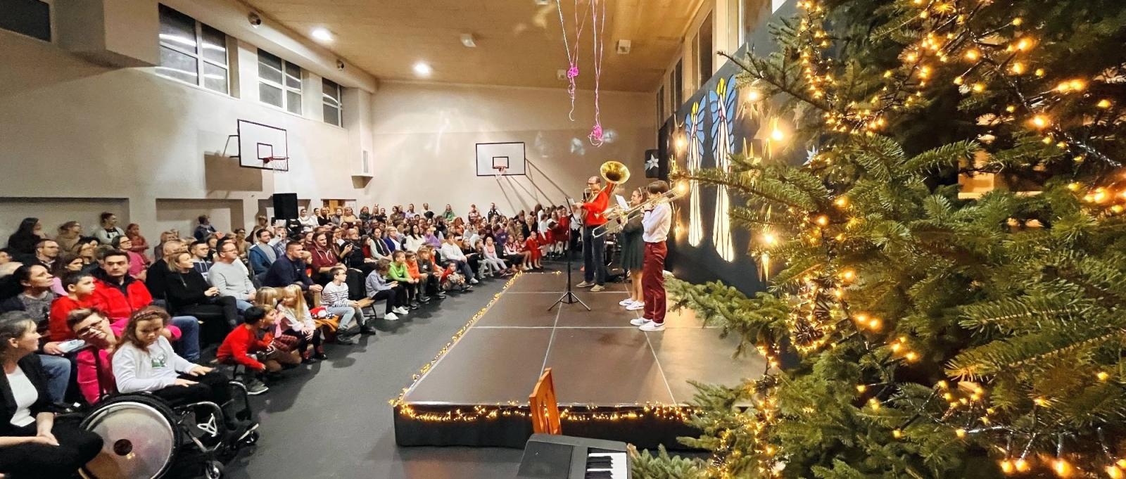 Zdjęcie w galerii na portalu naszraciborz.pl: Tłumy na Jarmarku w SP 1 na Ostrogu wiadomości z regionu