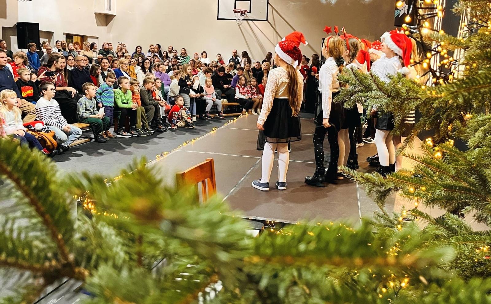Zdjęcie w galerii na portalu naszraciborz.pl: Tłumy na Jarmarku w SP 1 na Ostrogu wiadomości z regionu