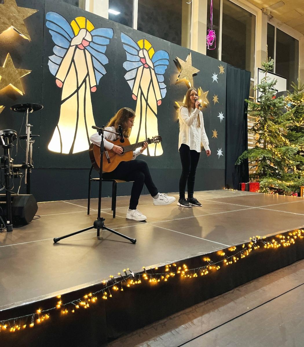 Zdjęcie w galerii na portalu naszraciborz.pl: Tłumy na Jarmarku w SP 1 na Ostrogu wiadomości z regionu