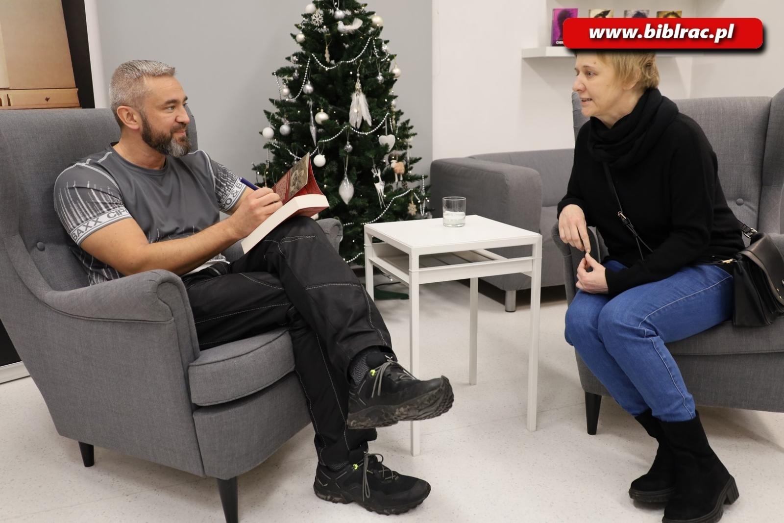 Zdjęcie w galerii na portalu naszraciborz.pl: Każdy radykalizm jest zły! Przemysław Piotrowski w bibliotece wiadomości z regionu