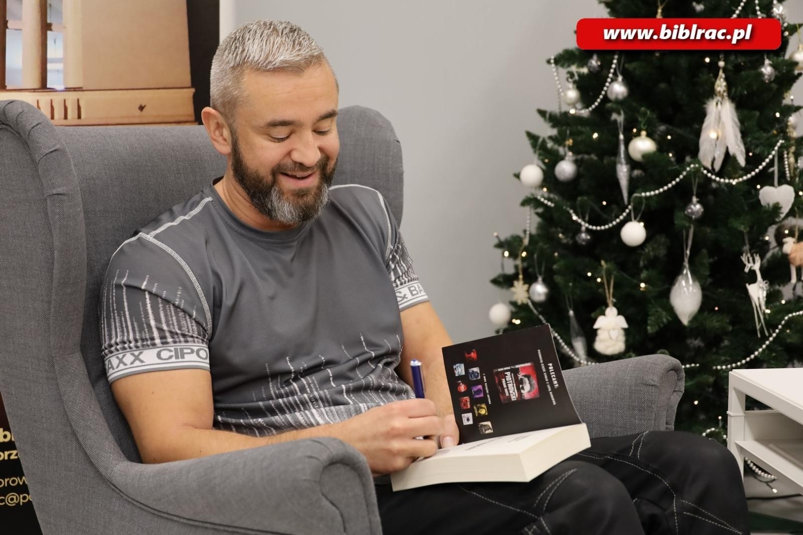 Zdjęcie w galerii na portalu naszraciborz.pl: Każdy radykalizm jest zły! Przemysław Piotrowski w bibliotece wiadomości z regionu