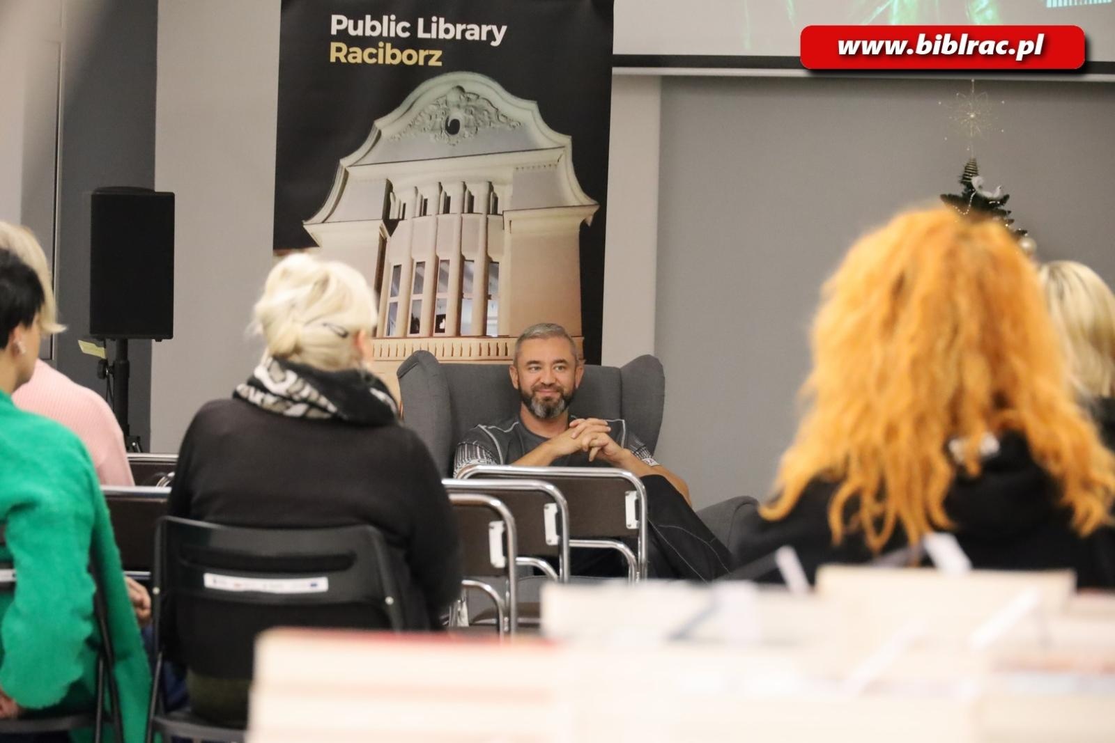 Zdjęcie w galerii na portalu naszraciborz.pl: Każdy radykalizm jest zły! Przemysław Piotrowski w bibliotece wiadomości z regionu
