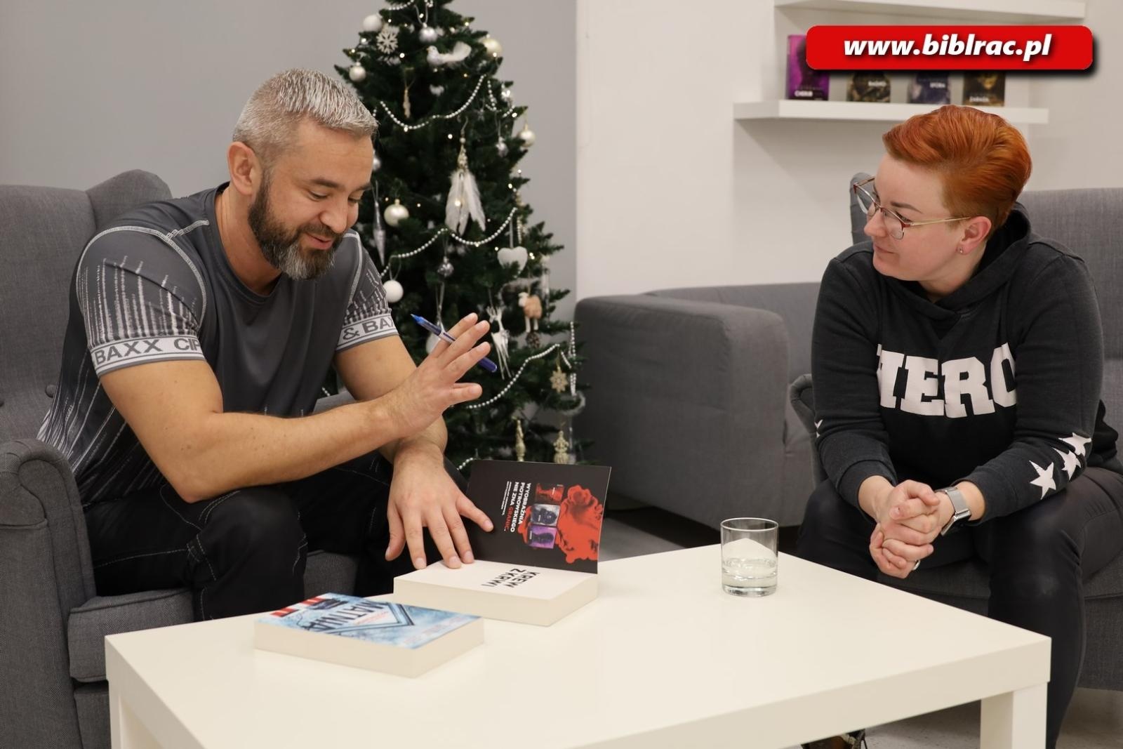 Zdjęcie w galerii na portalu naszraciborz.pl: Każdy radykalizm jest zły! Przemysław Piotrowski w bibliotece wiadomości z regionu