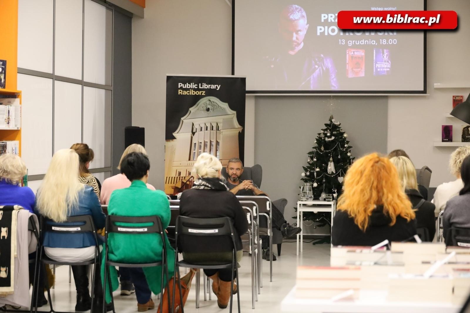 Zdjęcie w galerii na portalu naszraciborz.pl: Każdy radykalizm jest zły! Przemysław Piotrowski w bibliotece wiadomości z regionu