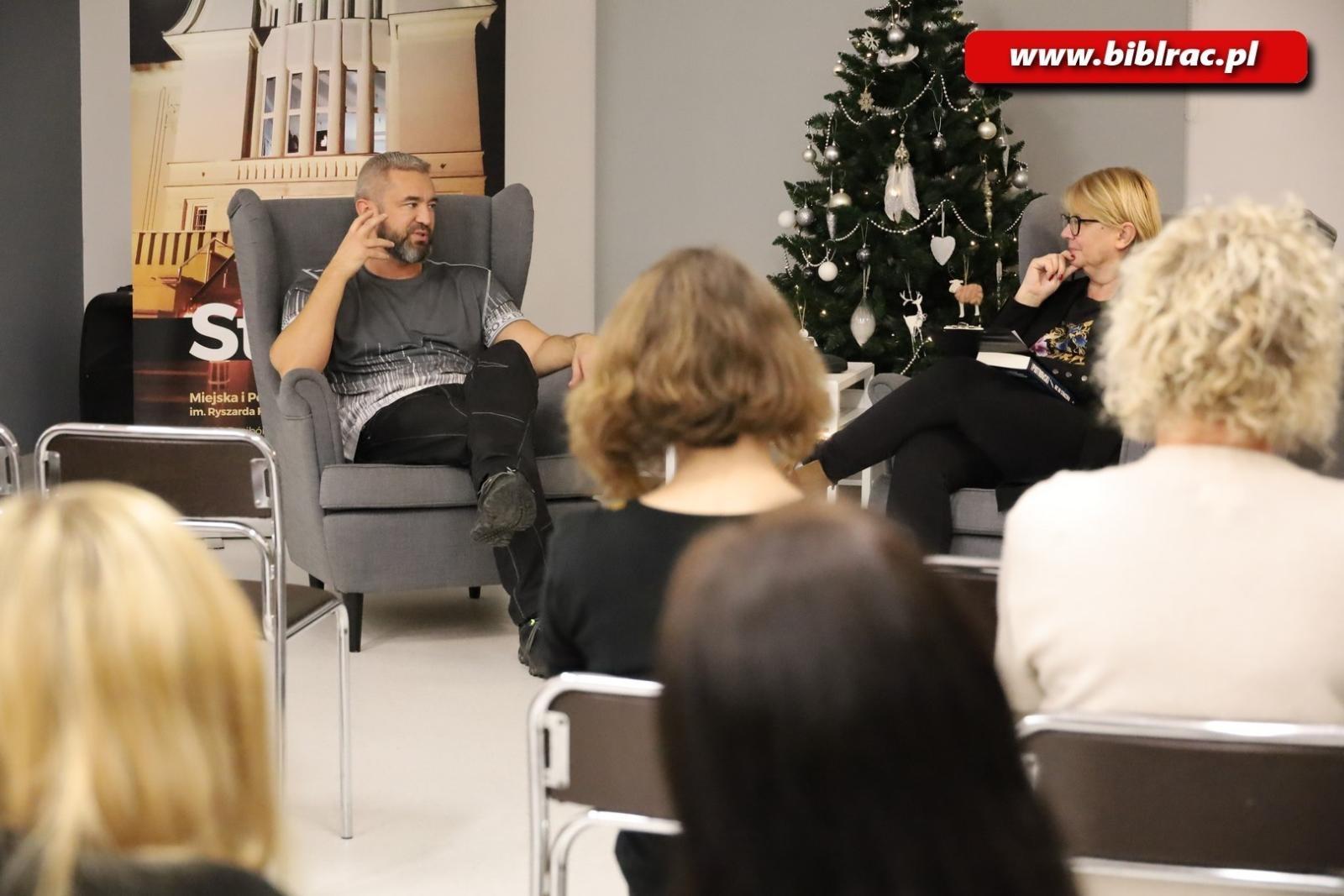 Zdjęcie w galerii na portalu naszraciborz.pl: Każdy radykalizm jest zły! Przemysław Piotrowski w bibliotece wiadomości z regionu