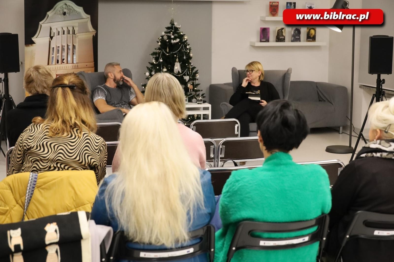 Zdjęcie w galerii na portalu naszraciborz.pl: Każdy radykalizm jest zły! Przemysław Piotrowski w bibliotece wiadomości z regionu