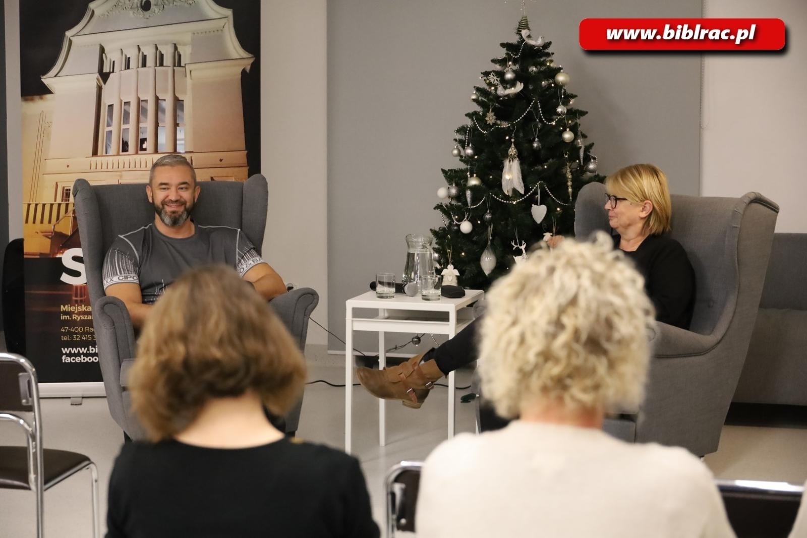 Zdjęcie w galerii na portalu naszraciborz.pl: Każdy radykalizm jest zły! Przemysław Piotrowski w bibliotece wiadomości z regionu