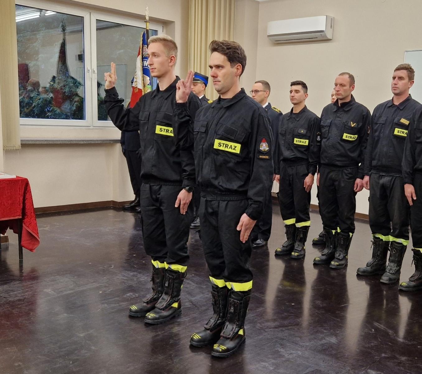 Zdjęcie w galerii na portalu naszraciborz.pl: Dwóch nowych strażaków złożyło ślubowanie wiadomości z regionu