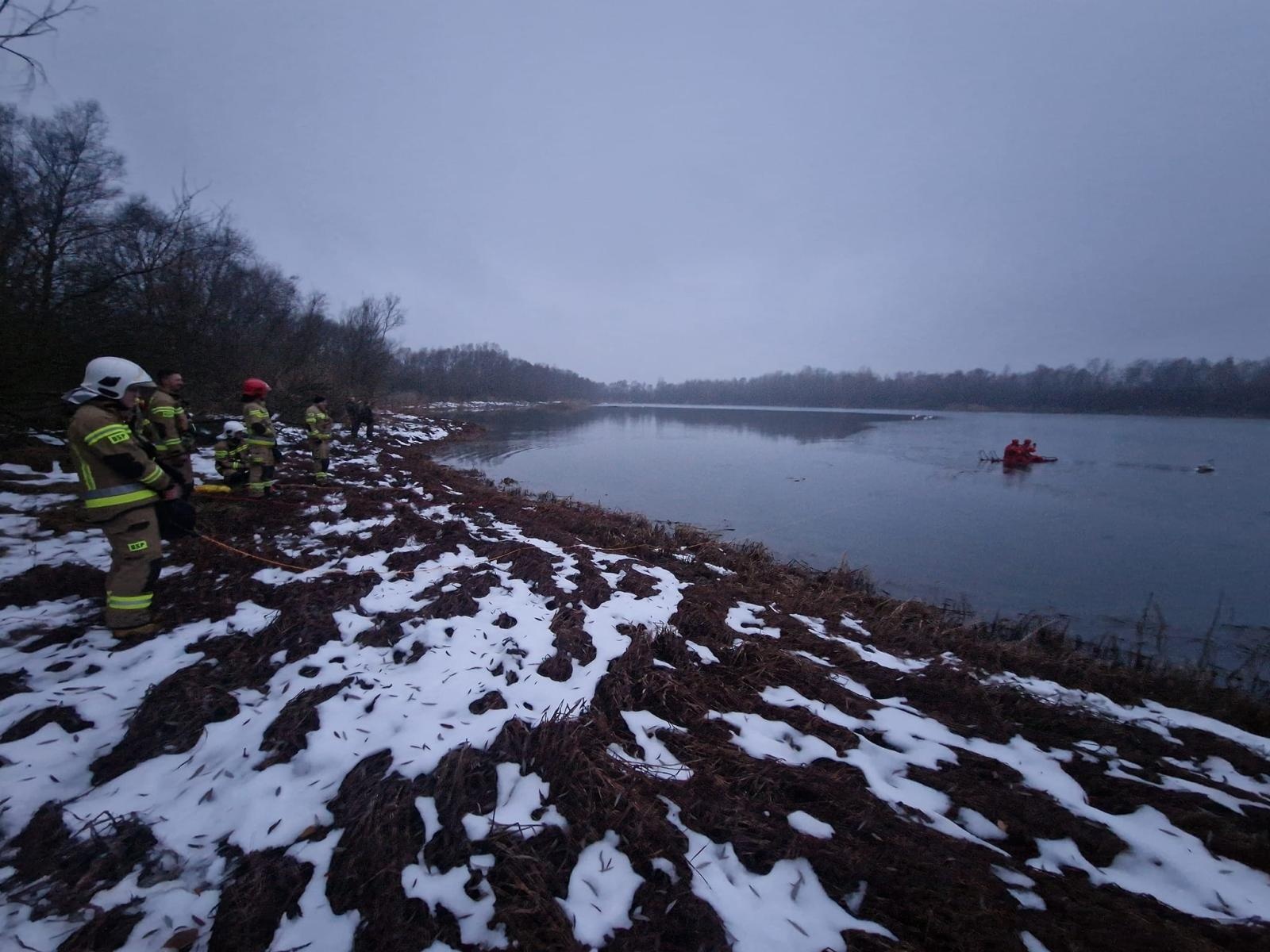 Zdjęcie w galerii na portalu naszraciborz.pl: Łabędź w opałach w Krzyżanowicach wiadomości z regionu