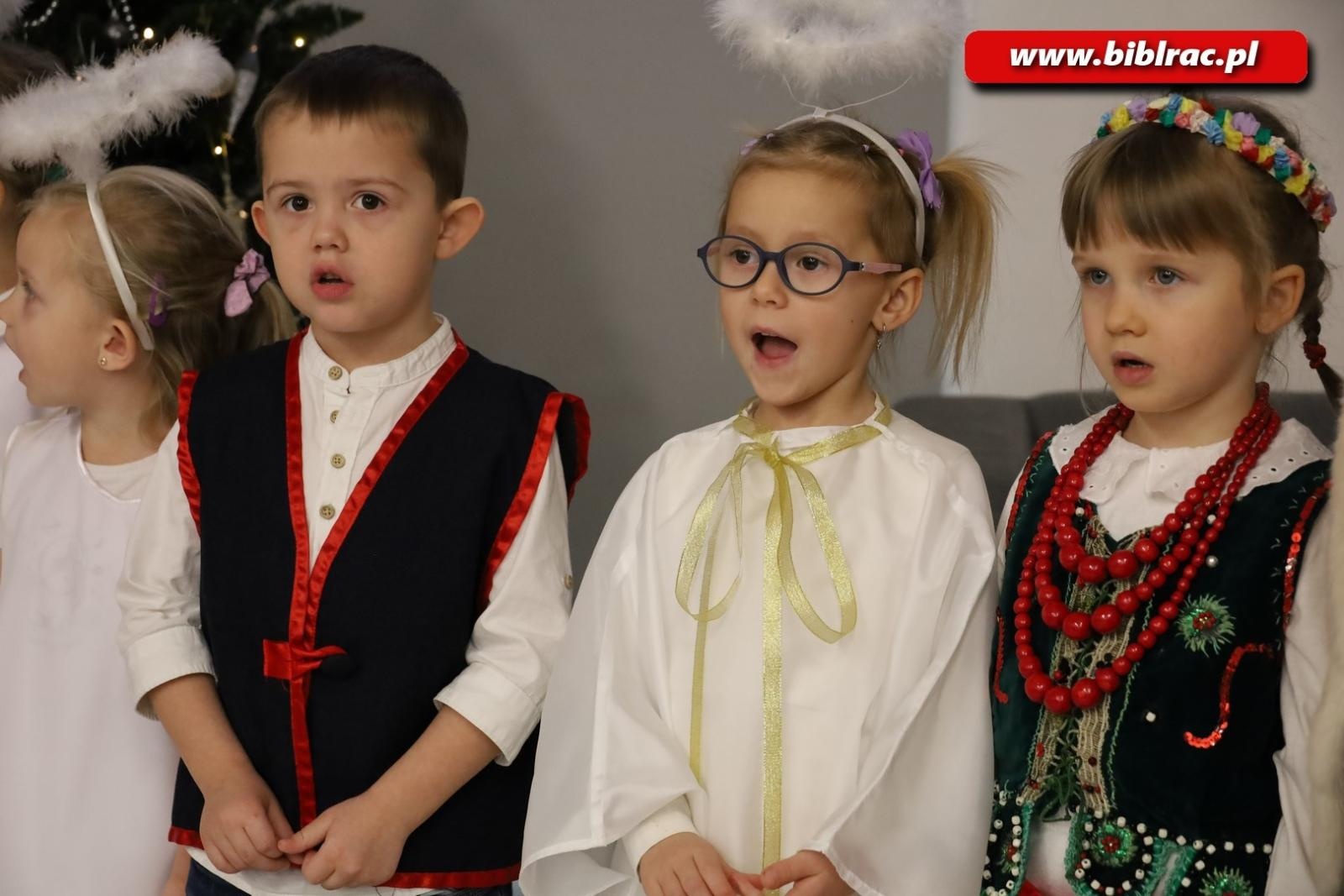 Zdjęcie w galerii na portalu naszraciborz.pl: Wszyscy Pana witajcie i pięknie Mu zaśpiewajcie! Za nami XXII Międzyprzedszkolny Przegląd Kolęd w bibliotece wiadomości z regionu