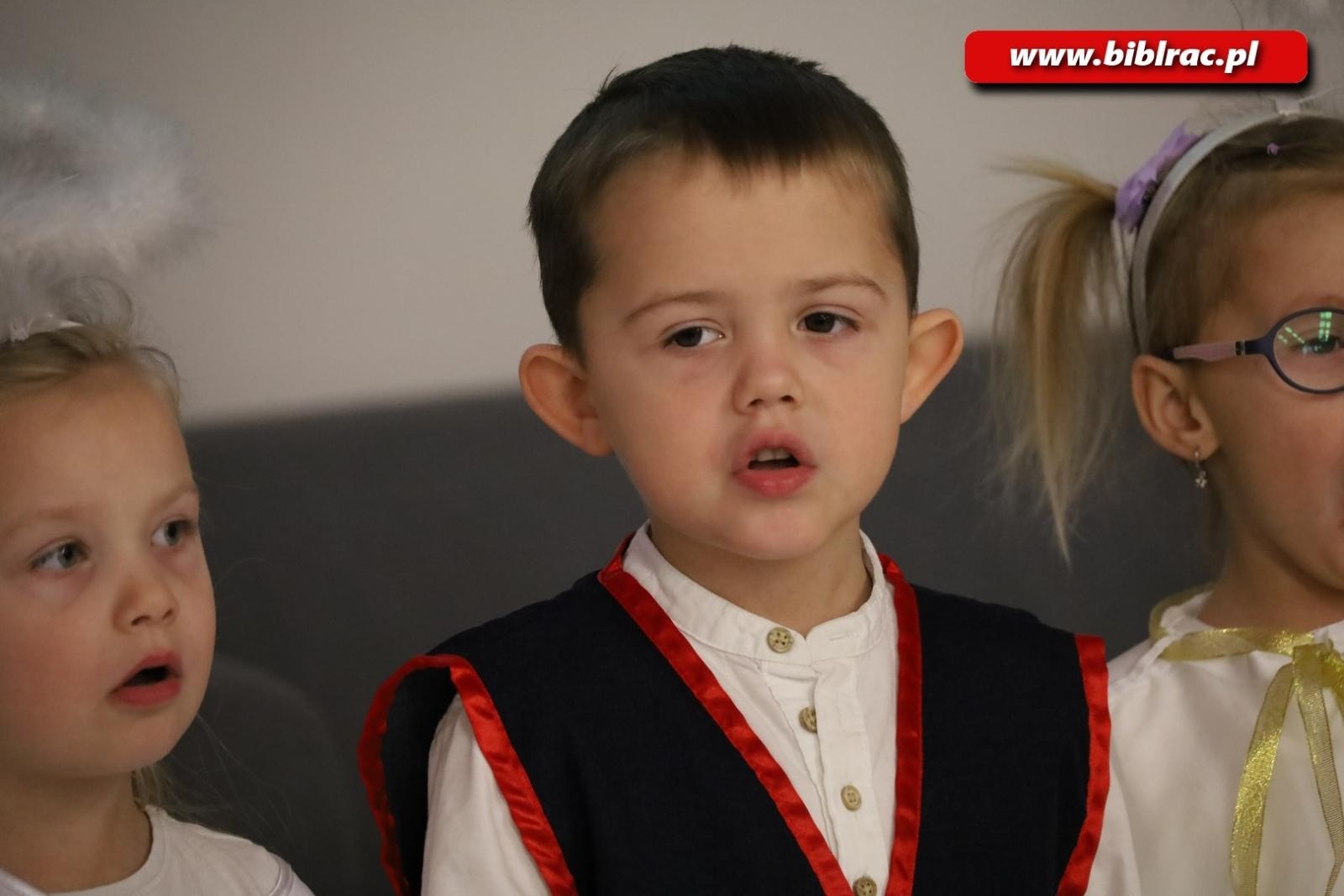 Zdjęcie w galerii na portalu naszraciborz.pl: Wszyscy Pana witajcie i pięknie Mu zaśpiewajcie! Za nami XXII Międzyprzedszkolny Przegląd Kolęd w bibliotece wiadomości z regionu