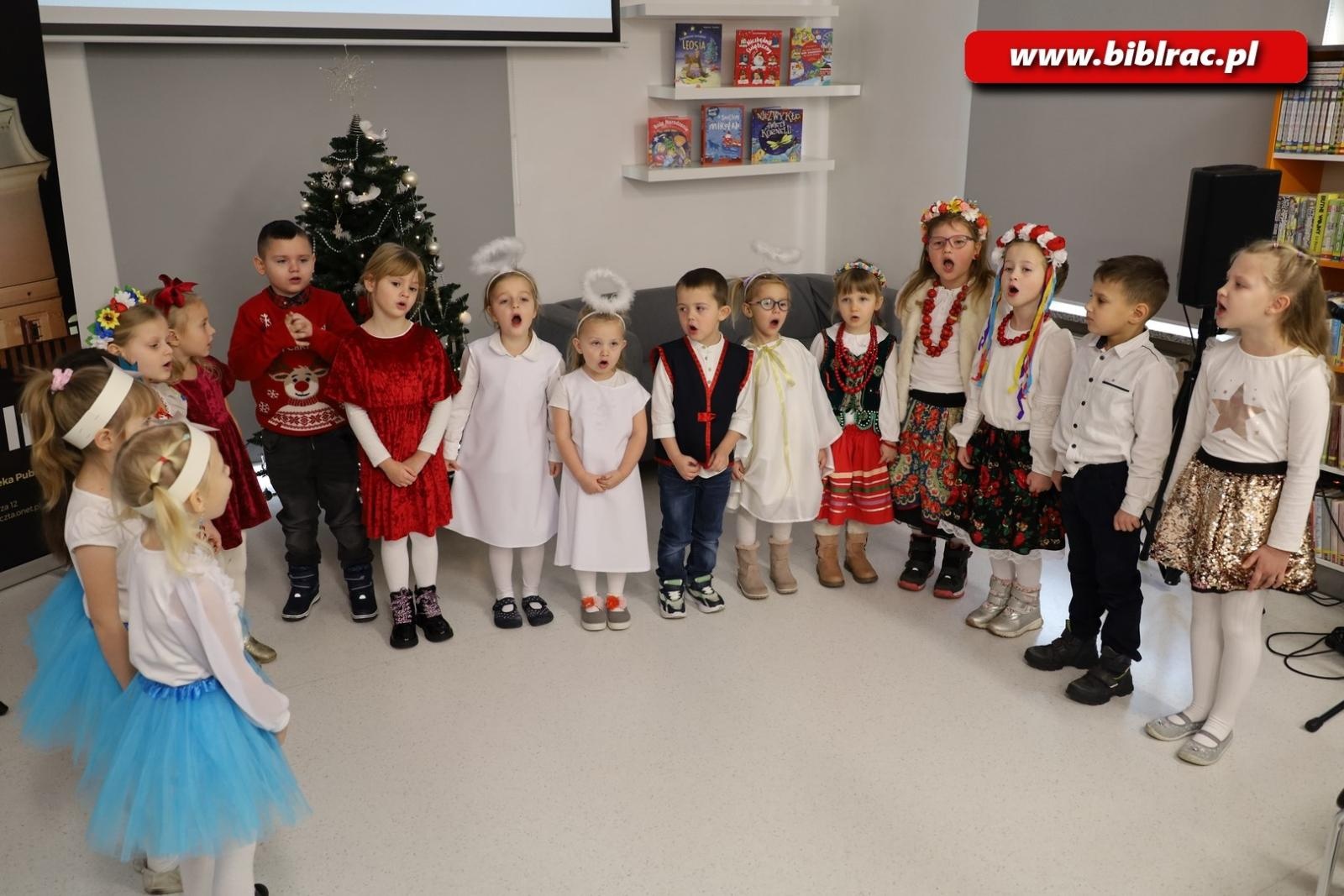 Zdjęcie w galerii na portalu naszraciborz.pl: Wszyscy Pana witajcie i pięknie Mu zaśpiewajcie! Za nami XXII Międzyprzedszkolny Przegląd Kolęd w bibliotece wiadomości z regionu