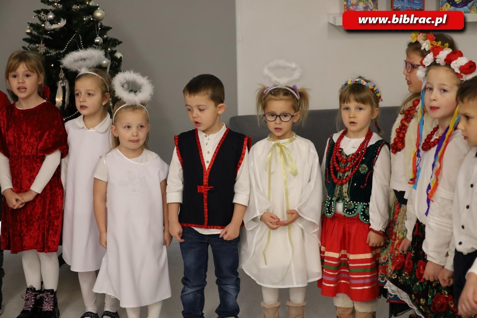 Zdjęcie w galerii na portalu naszraciborz.pl: Wszyscy Pana witajcie i pięknie Mu zaśpiewajcie! Za nami XXII Międzyprzedszkolny Przegląd Kolęd w bibliotece wiadomości z regionu