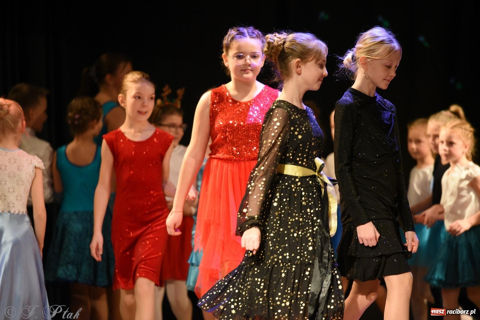 Zdjęcie w galerii na portalu naszraciborz.pl: Mikołajkowe pokazy taneczne w MDK [FOTO i WIDEO] wiadomości z regionu