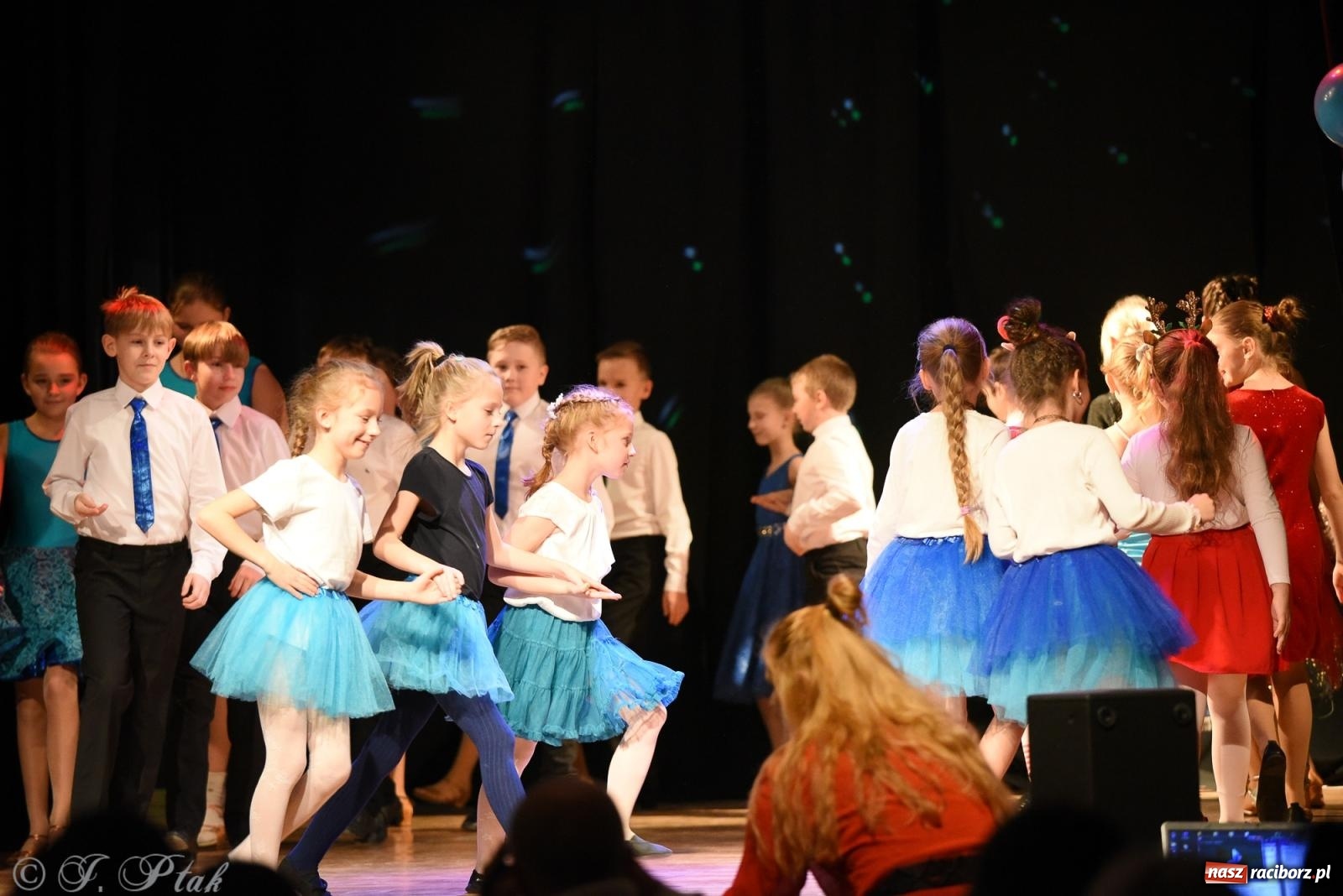 Zdjęcie w galerii na portalu naszraciborz.pl: Mikołajkowe pokazy taneczne w MDK [FOTO i WIDEO] wiadomości z regionu