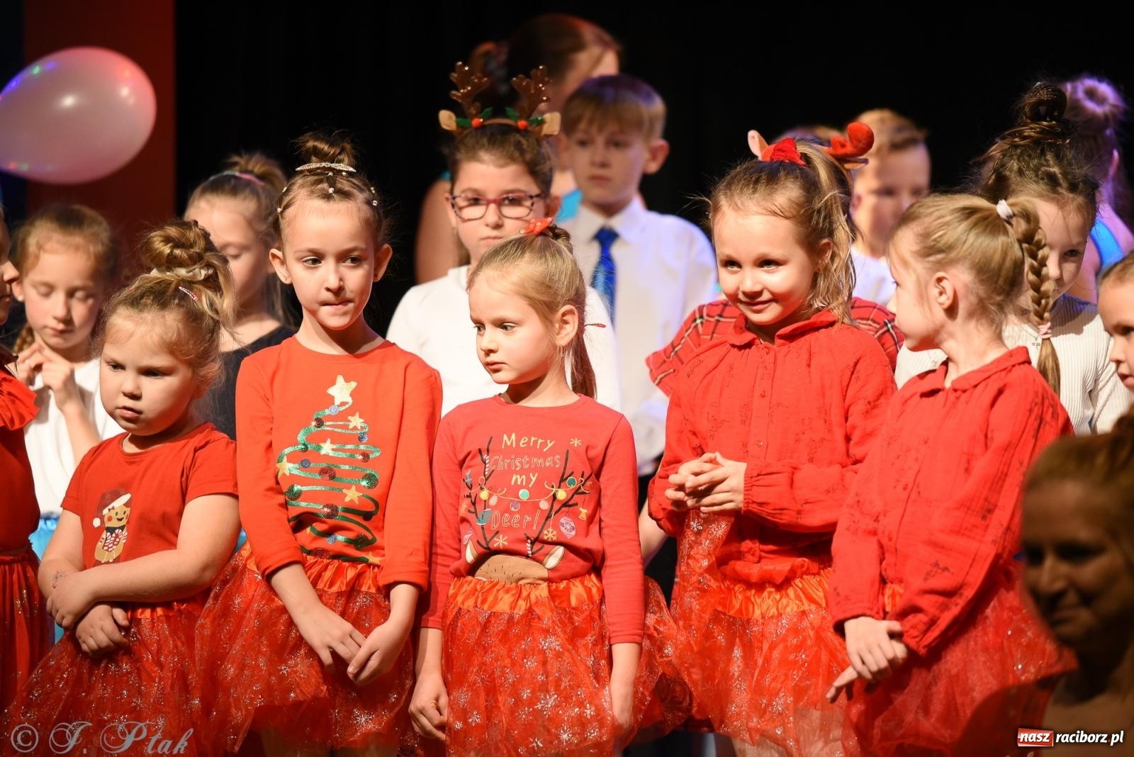 Zdjęcie w galerii na portalu naszraciborz.pl: Mikołajkowe pokazy taneczne w MDK [FOTO i WIDEO] wiadomości z regionu