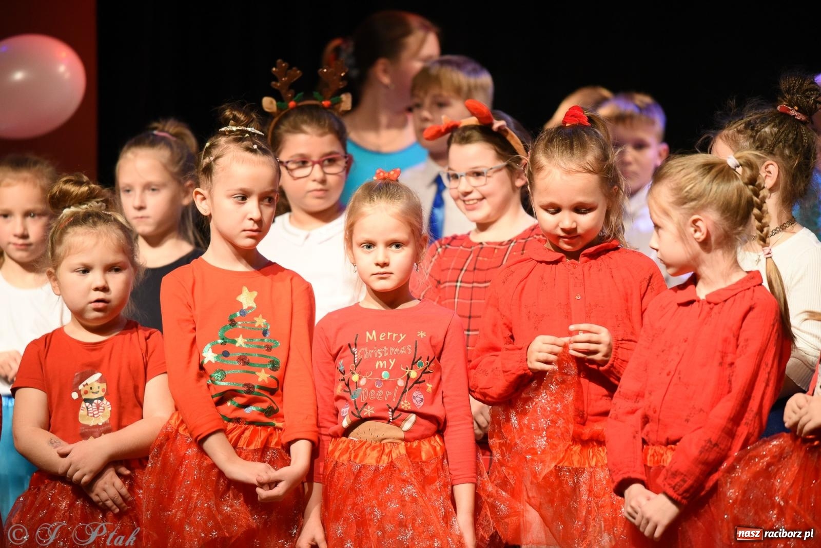 Zdjęcie w galerii na portalu naszraciborz.pl: Mikołajkowe pokazy taneczne w MDK [FOTO i WIDEO] wiadomości z regionu