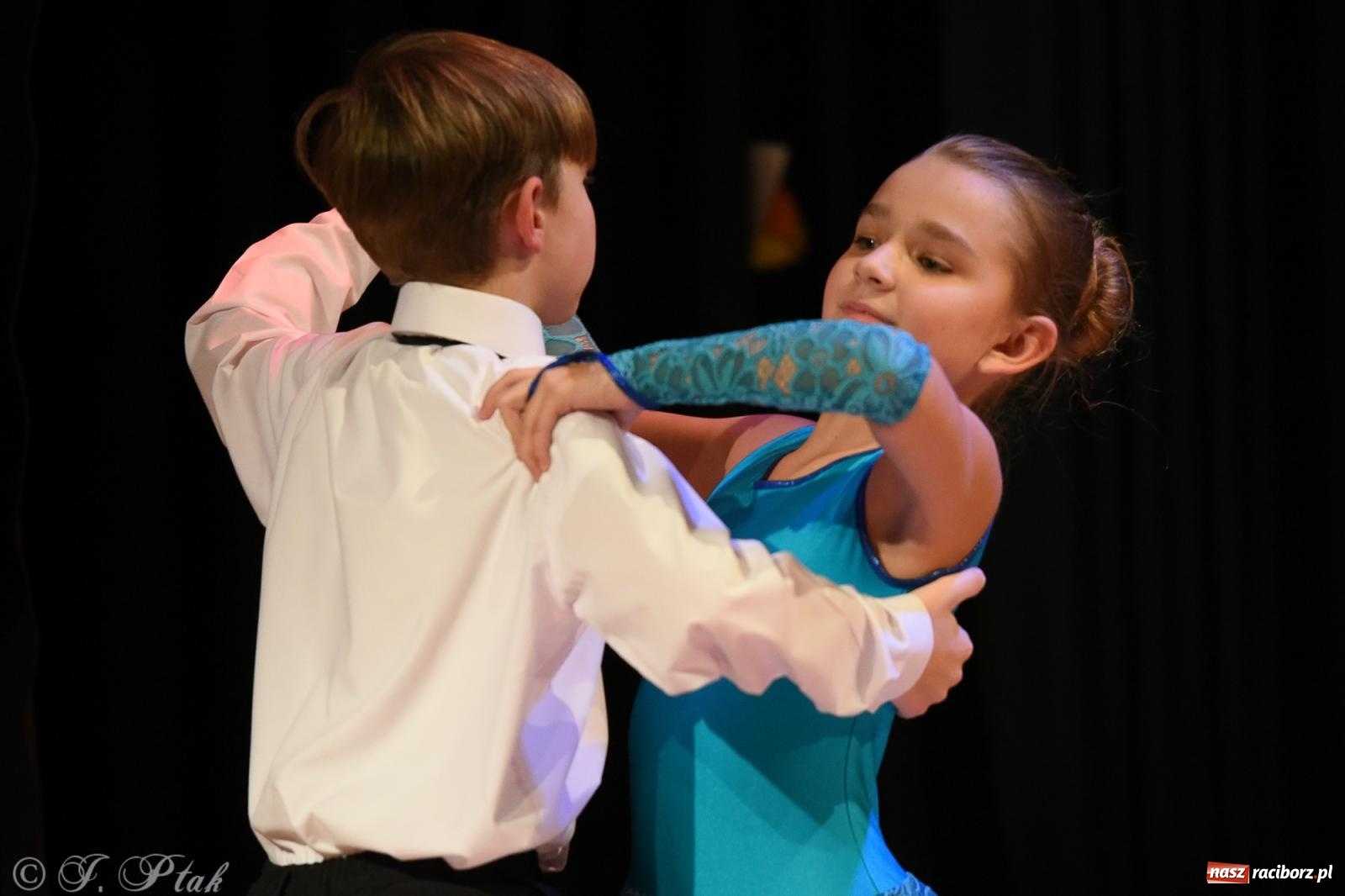 Zdjęcie w galerii na portalu naszraciborz.pl: Mikołajkowe pokazy taneczne w MDK [FOTO i WIDEO] wiadomości z regionu