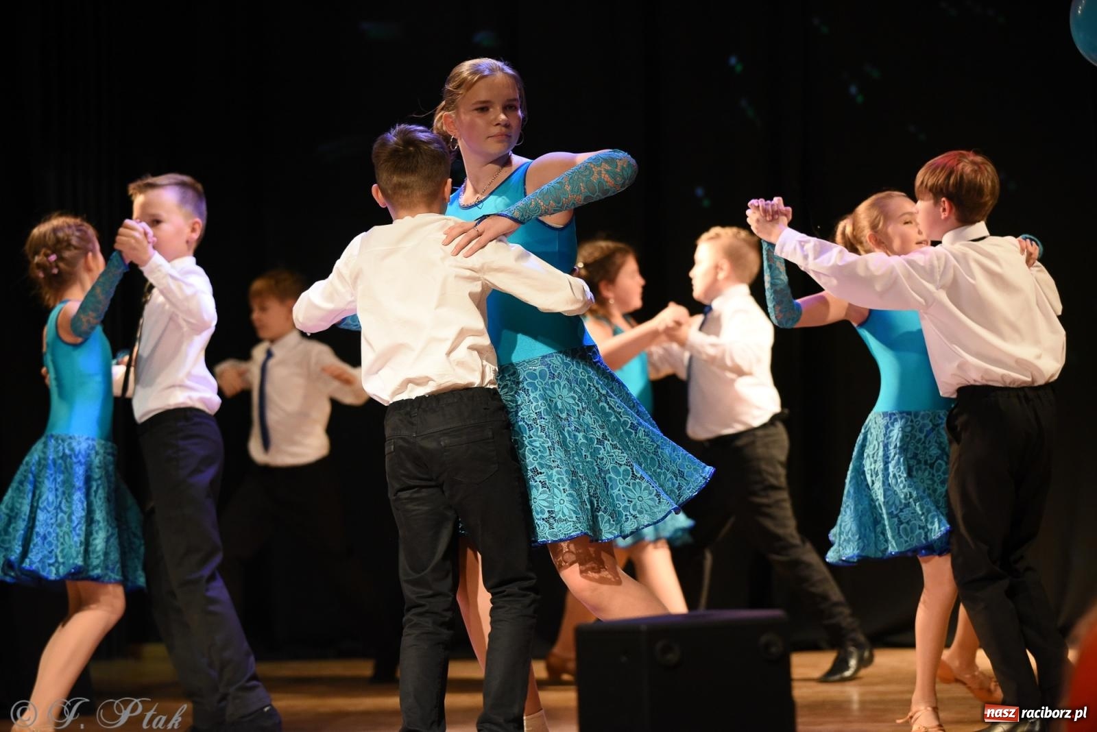 Zdjęcie w galerii na portalu naszraciborz.pl: Mikołajkowe pokazy taneczne w MDK [FOTO i WIDEO] wiadomości z regionu
