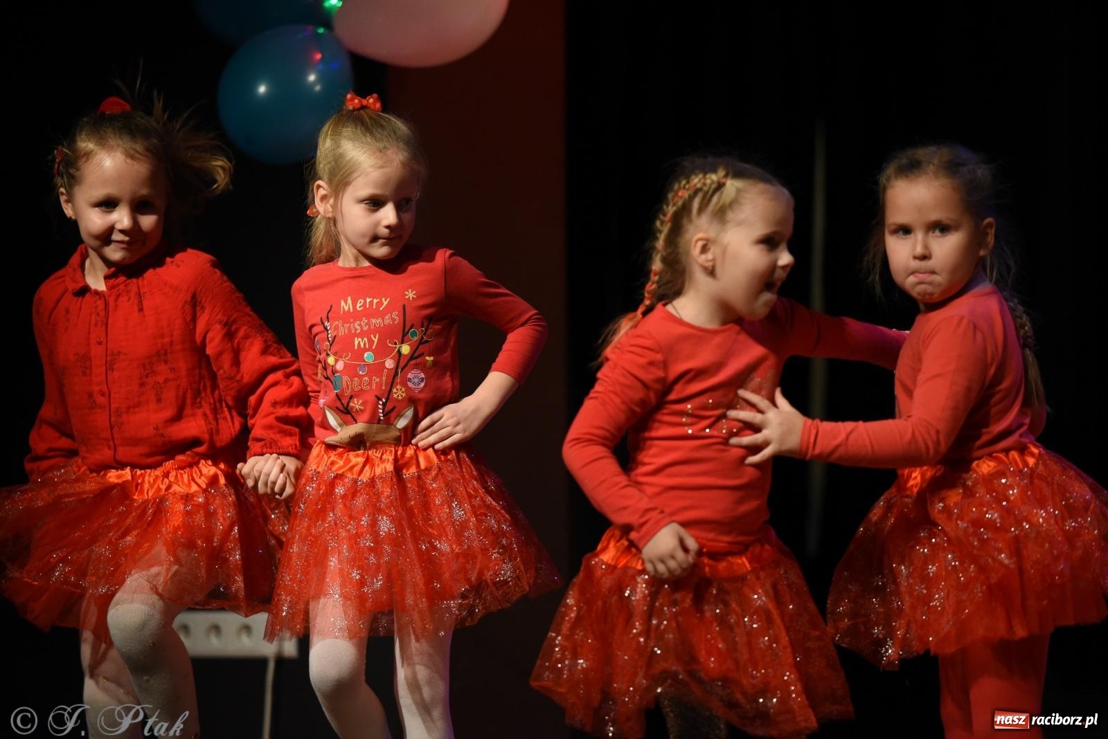 Zdjęcie w galerii na portalu naszraciborz.pl: Mikołajkowe pokazy taneczne w MDK [FOTO i WIDEO] wiadomości z regionu