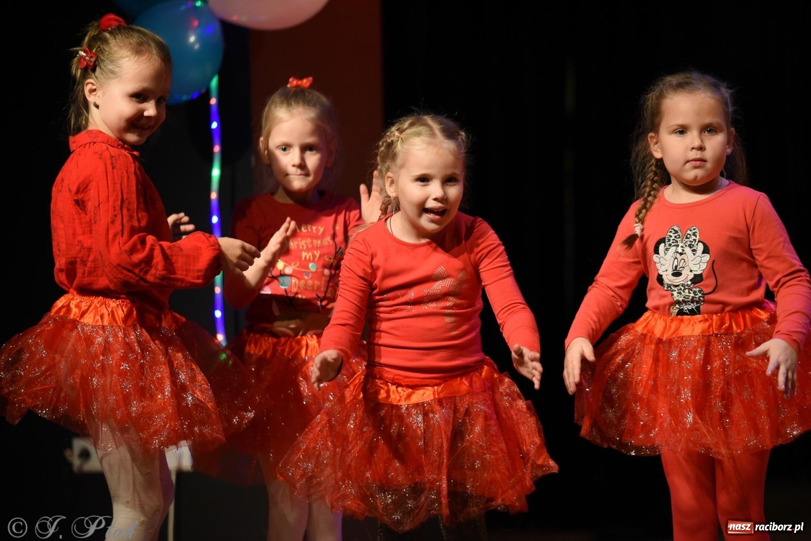 Zdjęcie w galerii na portalu naszraciborz.pl: Mikołajkowe pokazy taneczne w MDK [FOTO i WIDEO] wiadomości z regionu