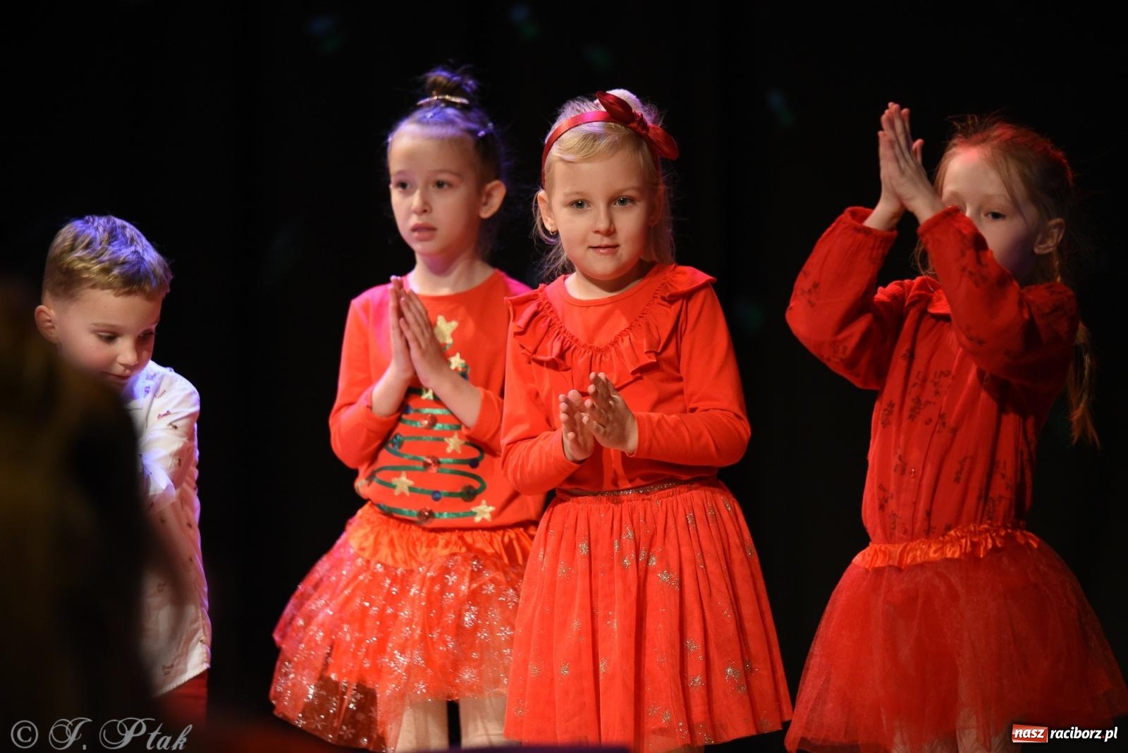 Zdjęcie w galerii na portalu naszraciborz.pl: Mikołajkowe pokazy taneczne w MDK [FOTO i WIDEO] wiadomości z regionu