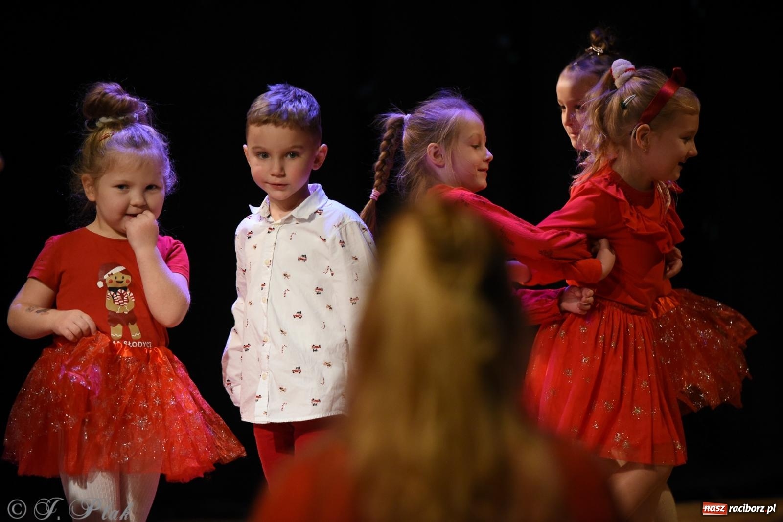 Zdjęcie w galerii na portalu naszraciborz.pl: Mikołajkowe pokazy taneczne w MDK [FOTO i WIDEO] wiadomości z regionu