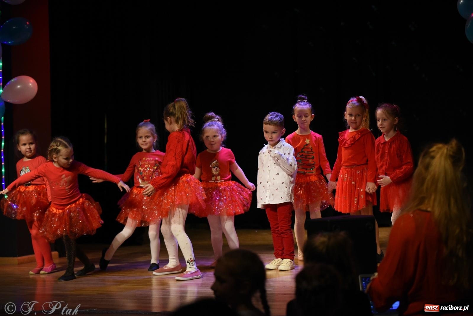 Zdjęcie w galerii na portalu naszraciborz.pl: Mikołajkowe pokazy taneczne w MDK [FOTO i WIDEO] wiadomości z regionu