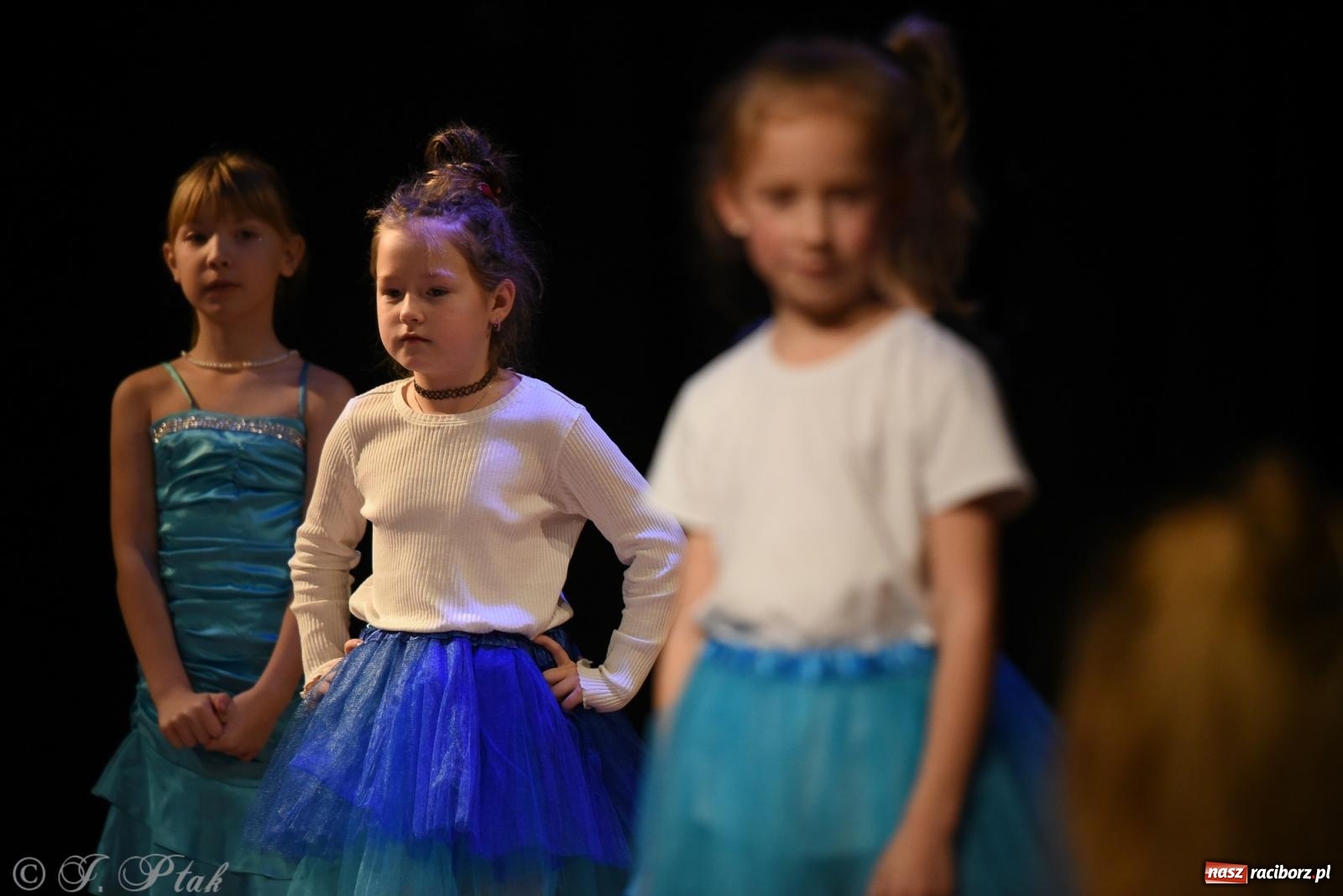 Zdjęcie w galerii na portalu naszraciborz.pl: Mikołajkowe pokazy taneczne w MDK [FOTO i WIDEO] wiadomości z regionu