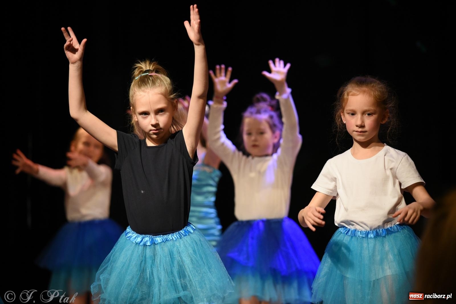 Zdjęcie w galerii na portalu naszraciborz.pl: Mikołajkowe pokazy taneczne w MDK [FOTO i WIDEO] wiadomości z regionu