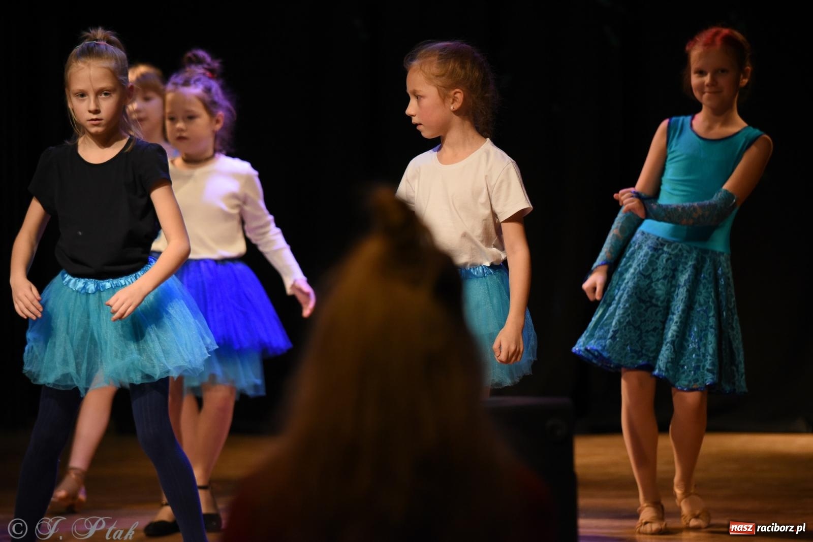 Zdjęcie w galerii na portalu naszraciborz.pl: Mikołajkowe pokazy taneczne w MDK [FOTO i WIDEO] wiadomości z regionu