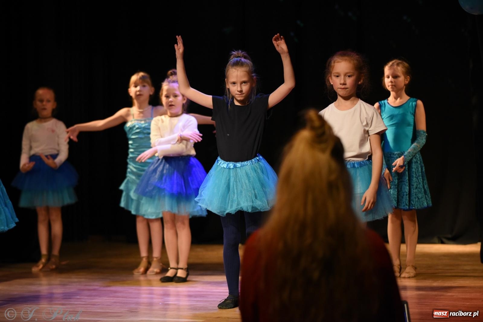 Zdjęcie w galerii na portalu naszraciborz.pl: Mikołajkowe pokazy taneczne w MDK [FOTO i WIDEO] wiadomości z regionu