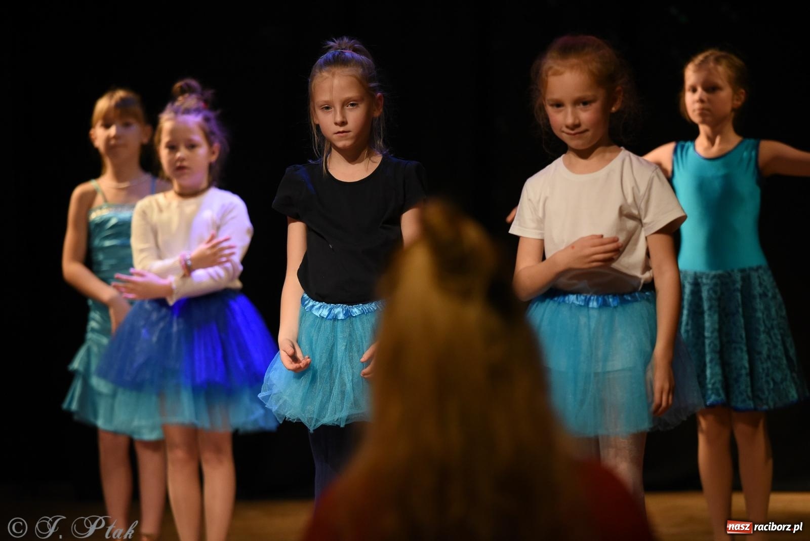 Zdjęcie w galerii na portalu naszraciborz.pl: Mikołajkowe pokazy taneczne w MDK [FOTO i WIDEO] wiadomości z regionu