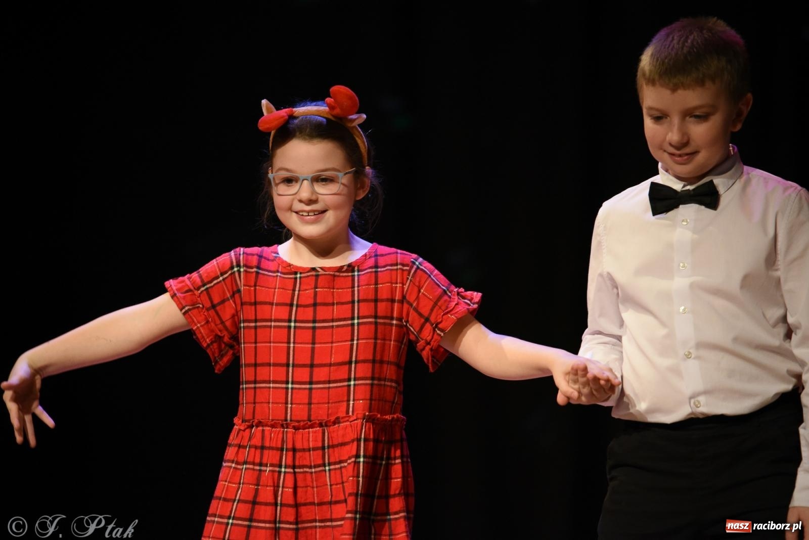 Zdjęcie w galerii na portalu naszraciborz.pl: Mikołajkowe pokazy taneczne w MDK [FOTO i WIDEO] wiadomości z regionu