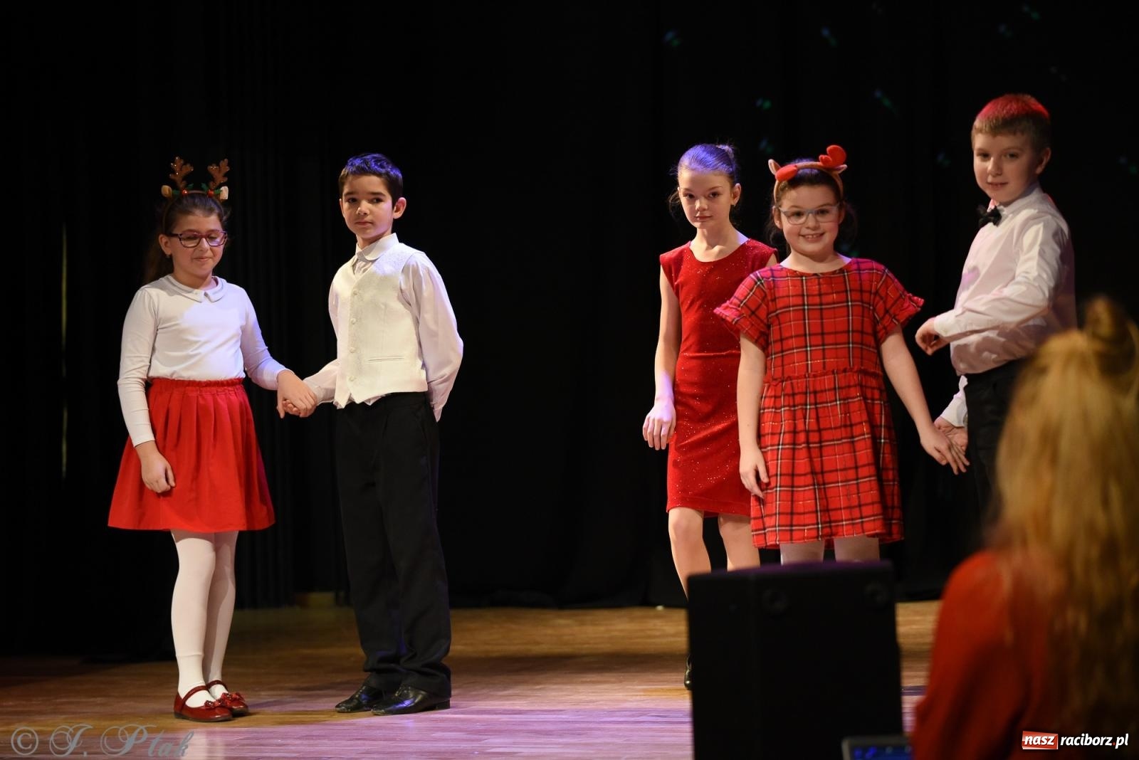 Zdjęcie w galerii na portalu naszraciborz.pl: Mikołajkowe pokazy taneczne w MDK [FOTO i WIDEO] wiadomości z regionu