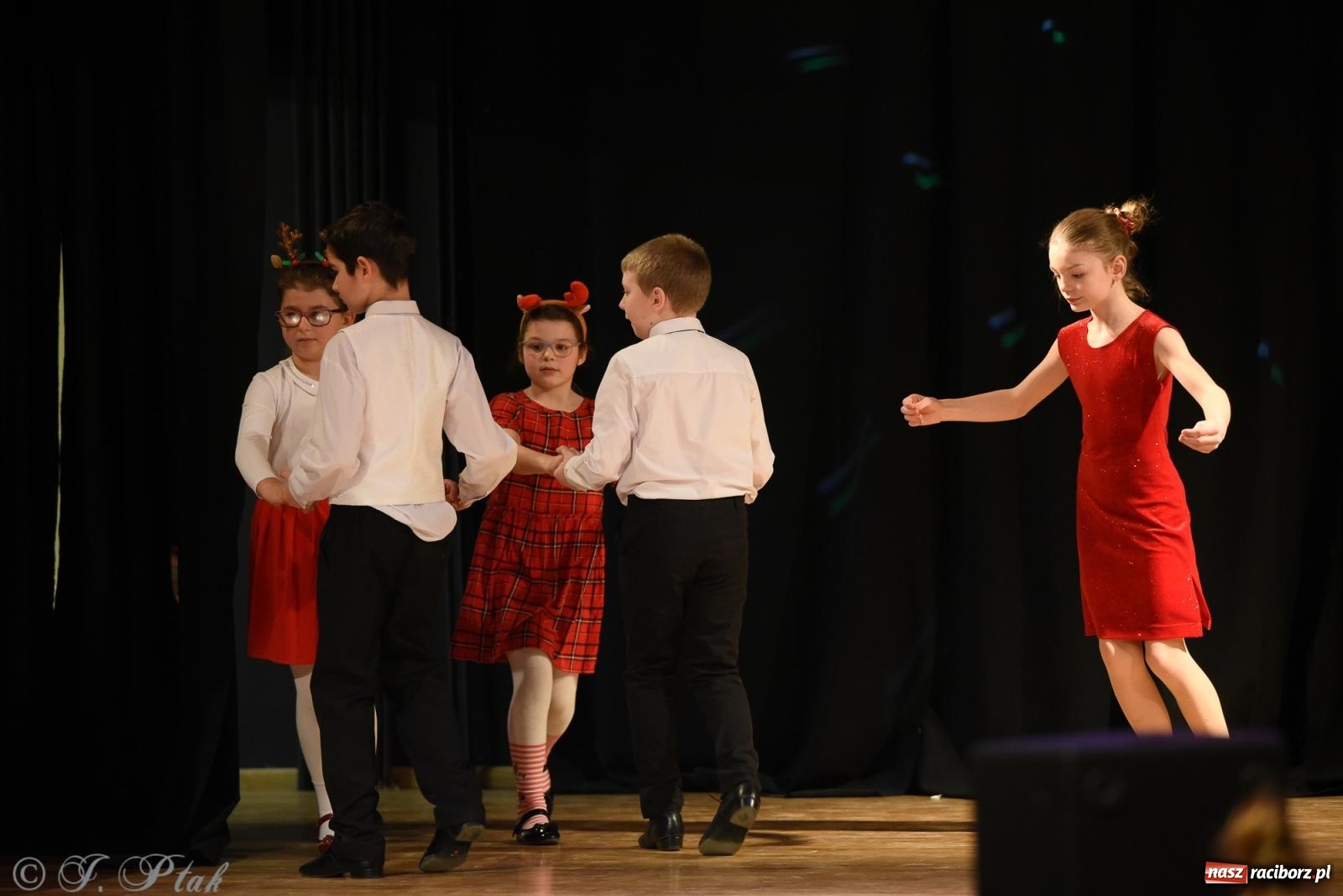 Zdjęcie w galerii na portalu naszraciborz.pl: Mikołajkowe pokazy taneczne w MDK [FOTO i WIDEO] wiadomości z regionu