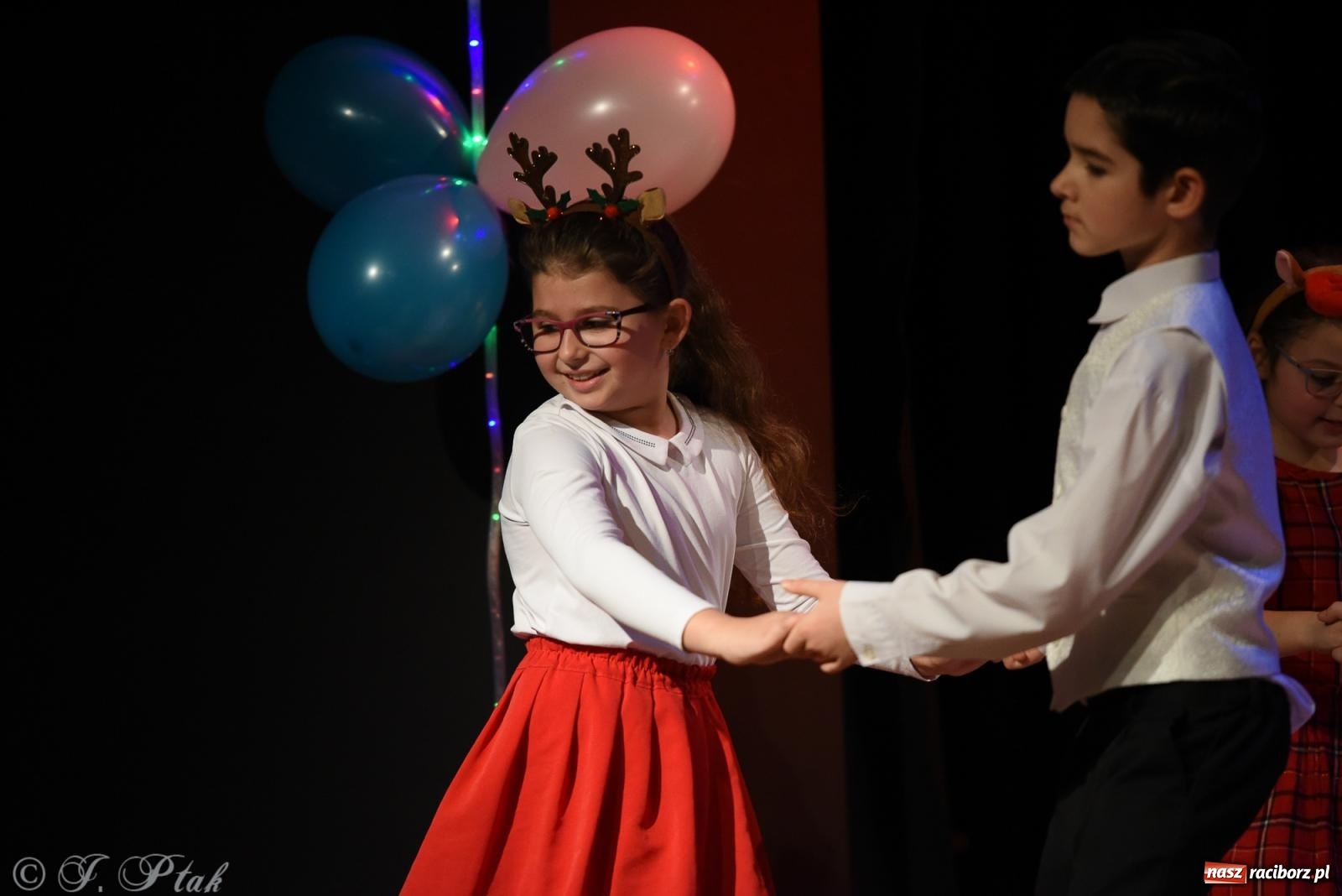 Zdjęcie w galerii na portalu naszraciborz.pl: Mikołajkowe pokazy taneczne w MDK [FOTO i WIDEO] wiadomości z regionu