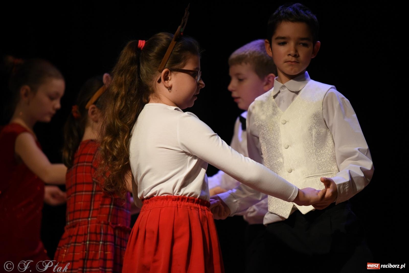 Zdjęcie w galerii na portalu naszraciborz.pl: Mikołajkowe pokazy taneczne w MDK [FOTO i WIDEO] wiadomości z regionu