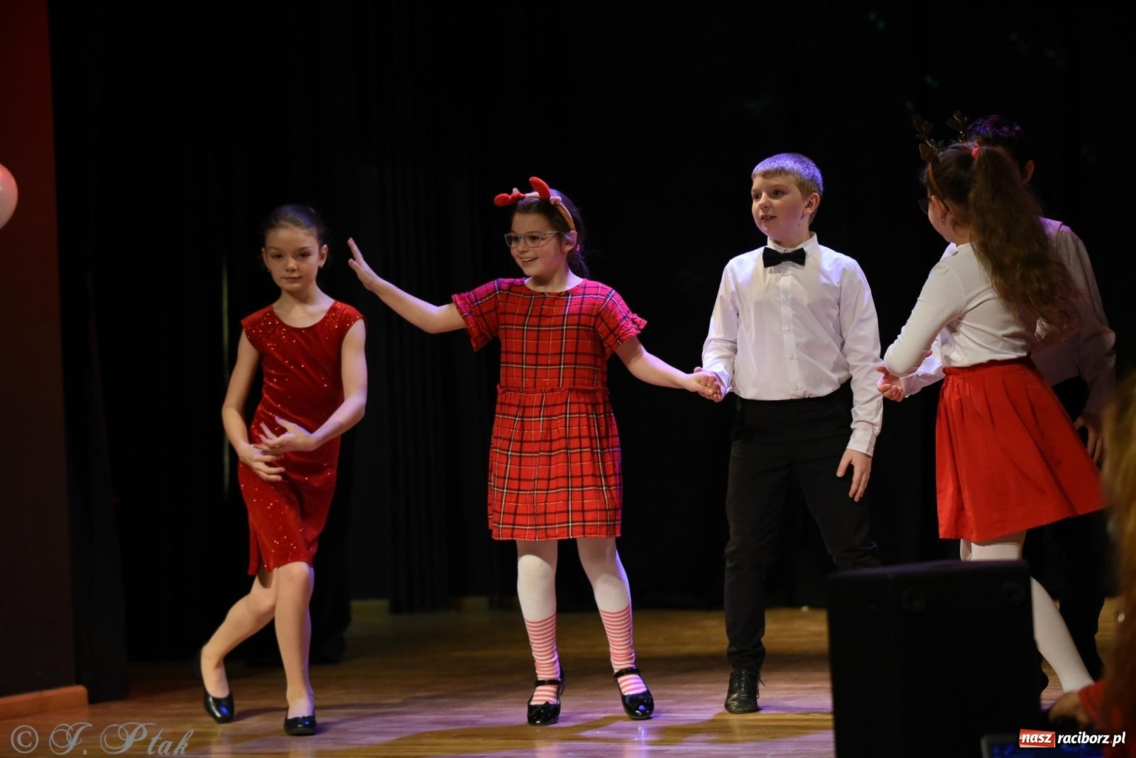 Zdjęcie w galerii na portalu naszraciborz.pl: Mikołajkowe pokazy taneczne w MDK [FOTO i WIDEO] wiadomości z regionu