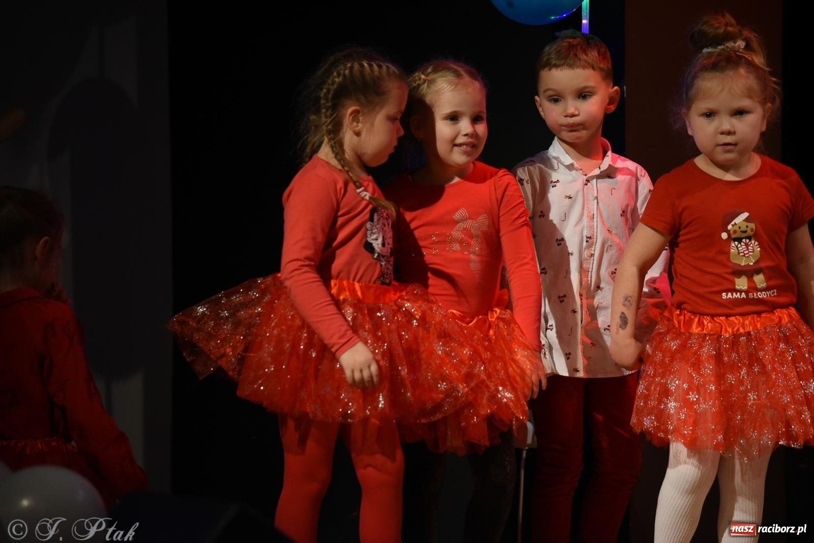 Zdjęcie w galerii na portalu naszraciborz.pl: Mikołajkowe pokazy taneczne w MDK [FOTO i WIDEO] wiadomości z regionu