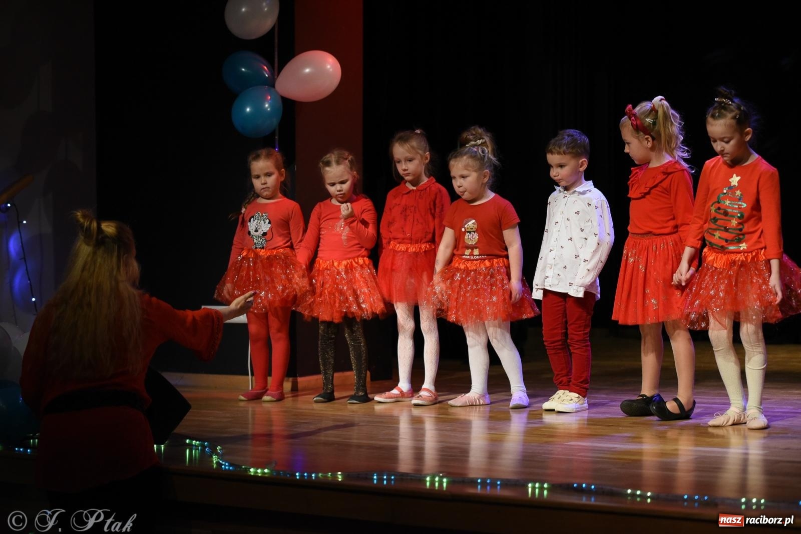 Zdjęcie w galerii na portalu naszraciborz.pl: Mikołajkowe pokazy taneczne w MDK [FOTO i WIDEO] wiadomości z regionu